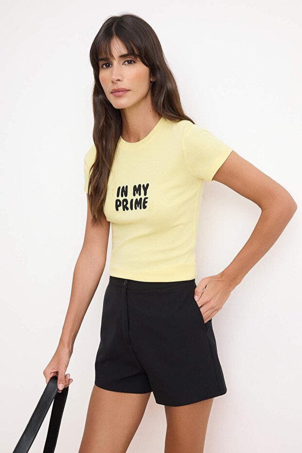 Trendyolmilla  Sarı Nakışlı / İşlemeli Fitted/Vücuda Oturan Kısa Kollu Pamuk Ribana Örme T-Shirt TWOSS26TS00163 - Görsel 3