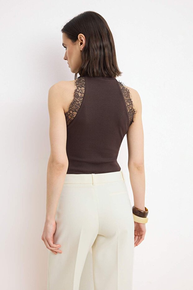 Kahverengi Fitted/Vücuda Oturan Halter Yaka Dantel Detaylı Fitilli Esnek Örme Bluz TWOSS26BZ00663 - 4