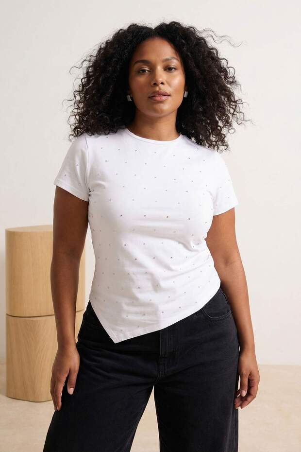 Beyaz Beyaz Taşlı Asimetrik Fitted/Vücuda Oturan Örme T-shirt TBBSS26AF00080 - 2