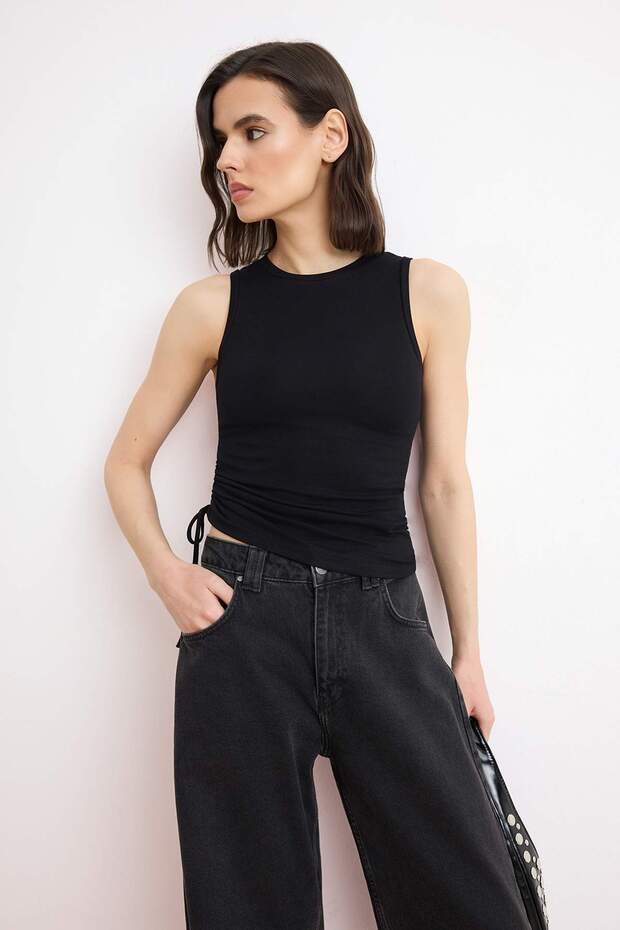 Siyah Düz Fitted Bisiklet Yaka Kolsuz Büzgülü Premium Yumuşak Örme Bluz TWOSS26BZ00465 - 1
