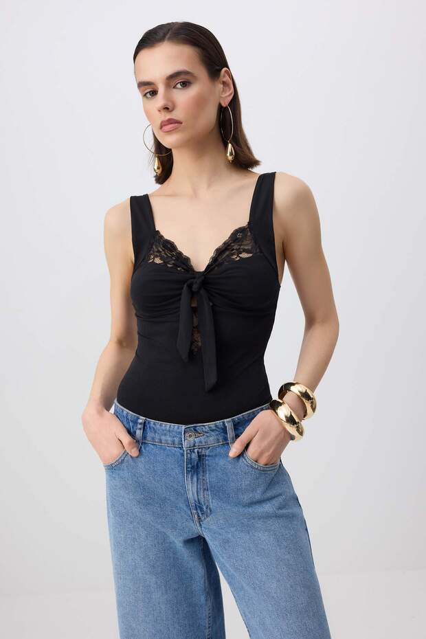 Siyah Dantel Detaylı Sırt Dekolteli Örme Sandy Body TPRSS26BD00015