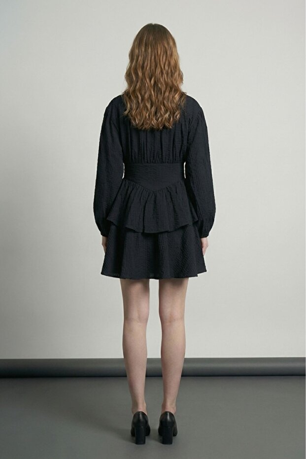 Сорочка з коміром, еластичним поясом і драпіруванням, чорна - 2