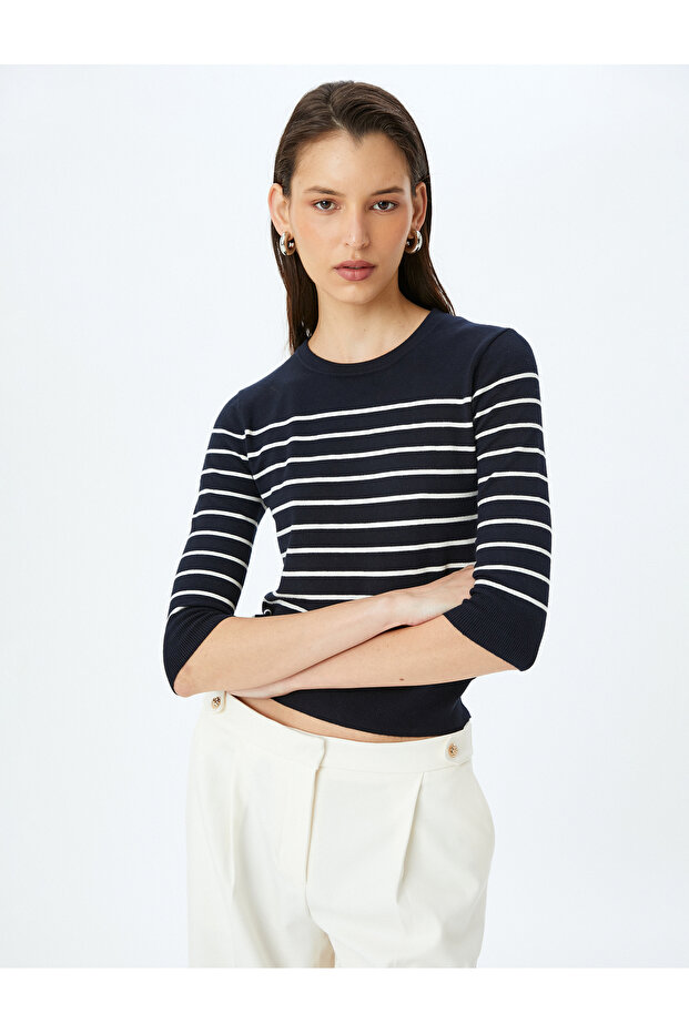 Gestreifter Strickpullover mit Rundhalsausschnitt und 3/4-Ärmeln - 1