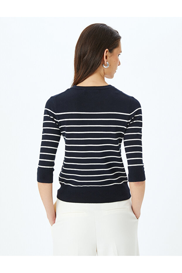 Gestreifter Strickpullover mit Rundhalsausschnitt und 3/4-Ärmeln - 4