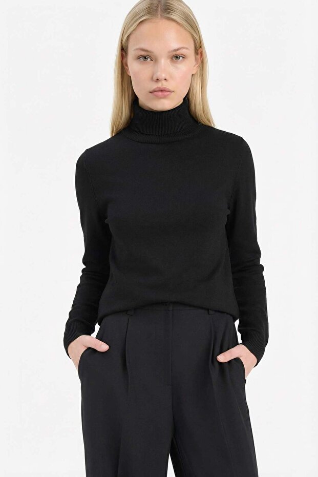 Regulär geschnittene Strickpullover mit halbem Rollkragen E8498AX25WN - 1