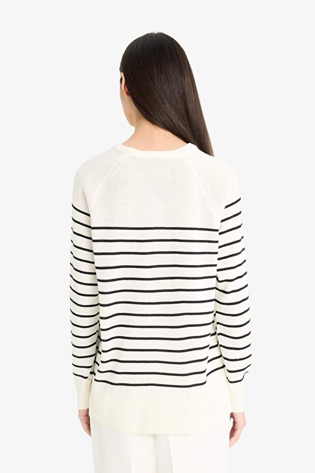 Gestreifter Strickpullover mit normaler Passform und Rundhalsausschnitt E8486AX25WN - 6