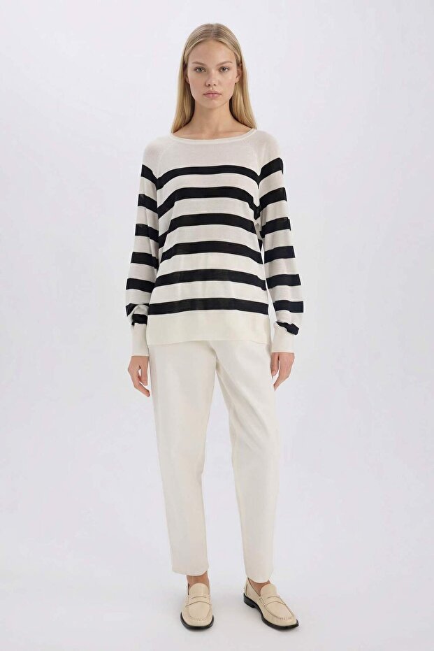 Gestreifter Strickpullover mit normaler Passform und U-Boot-Ausschnitt C6815AX25SP - 2