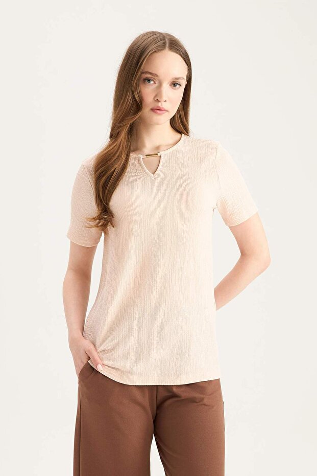 تي شيرت أساسي بأكمام قصيرة وياقة واسعة وقصة عادية E0325AX25SP - 3