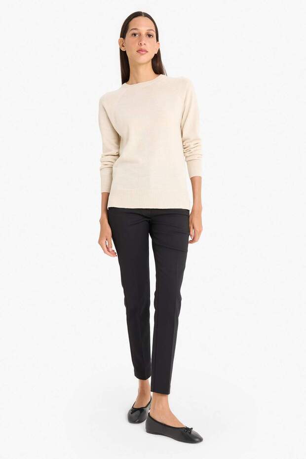 سترة تريكو أساسية ذات قصة عادية وياقة دائرية I6913AZ23WN - 2