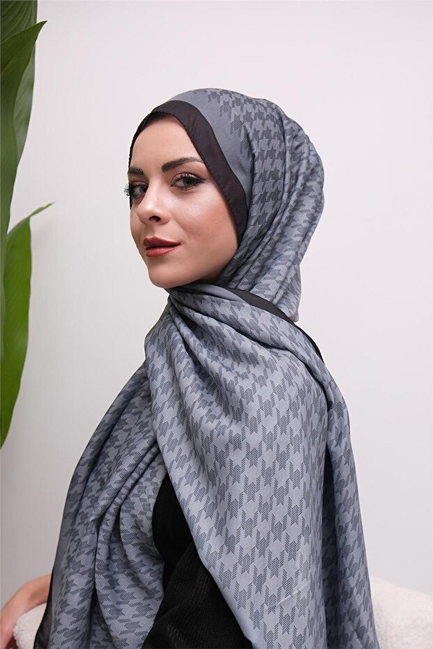 Houndstooth Gradient Patterned Digital Soft Shawl - 3