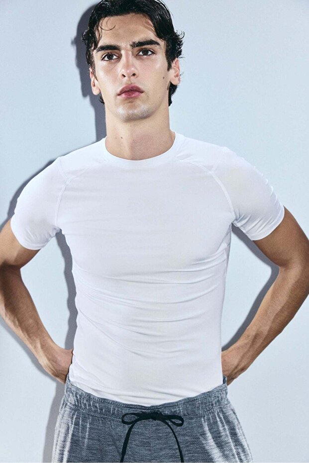 Muscle Fit Sports top with DryMove™