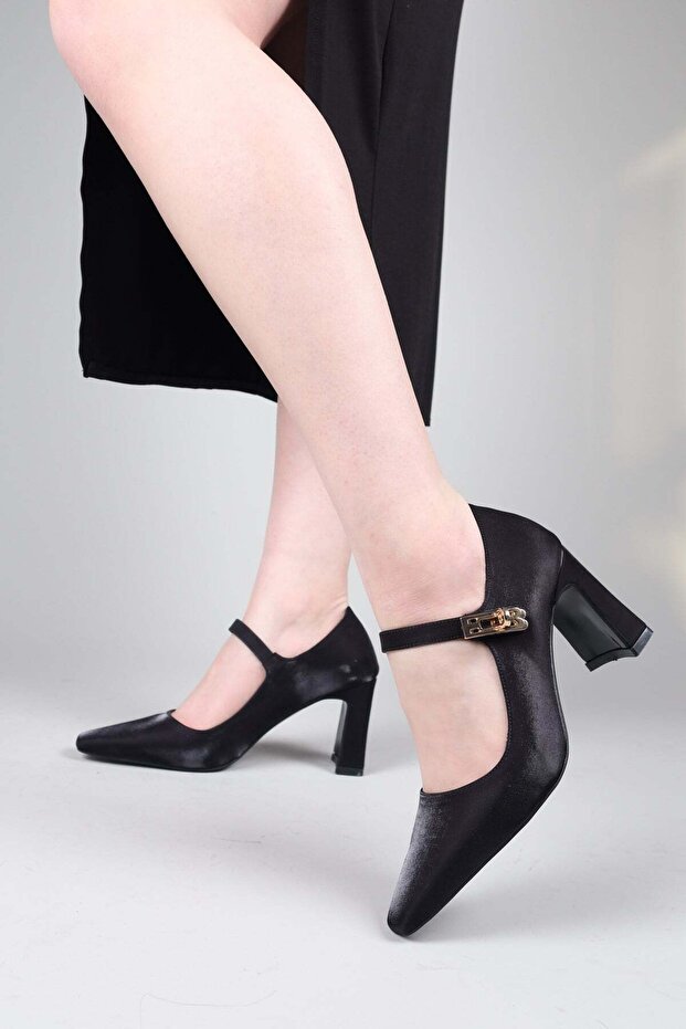Finel Lock Buckled Heeled Shoes Black