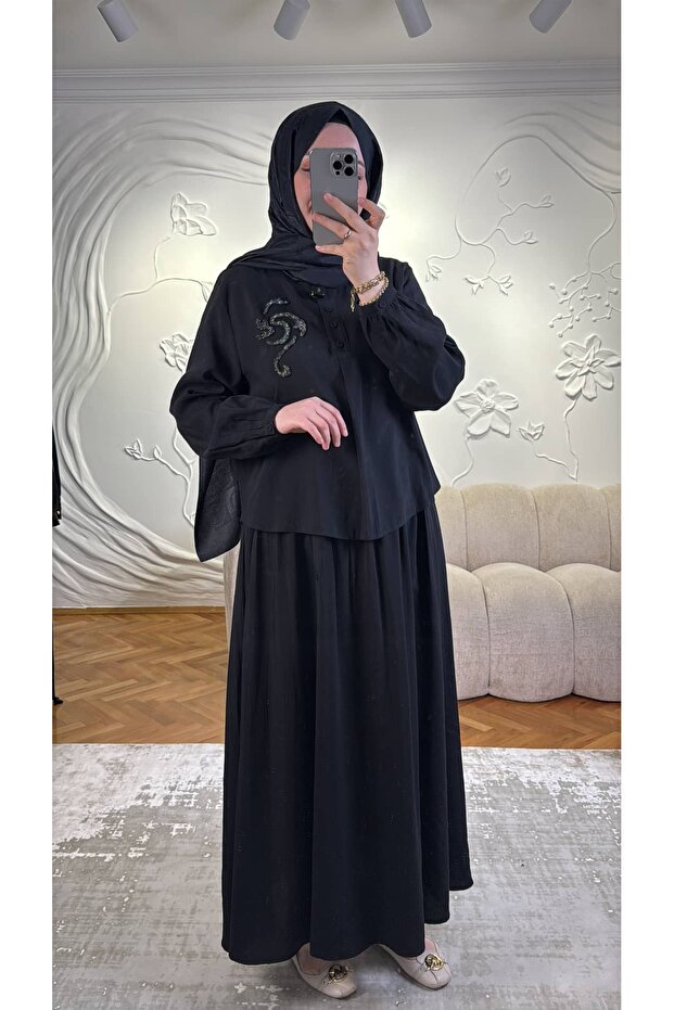 طقم تنورة مطرزة باللون الأسود