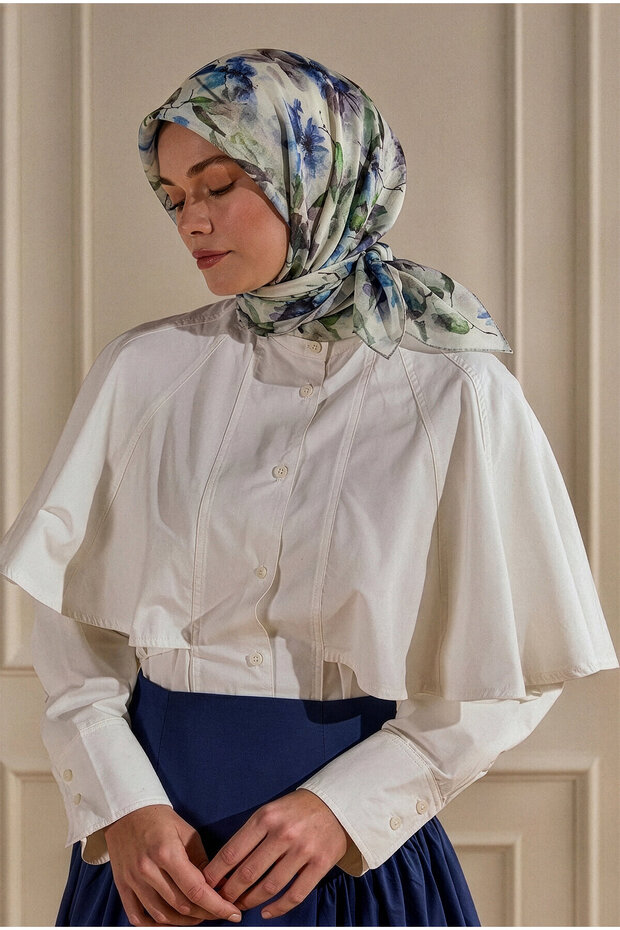 وشاح عضوي بنمط نباتي أزرق