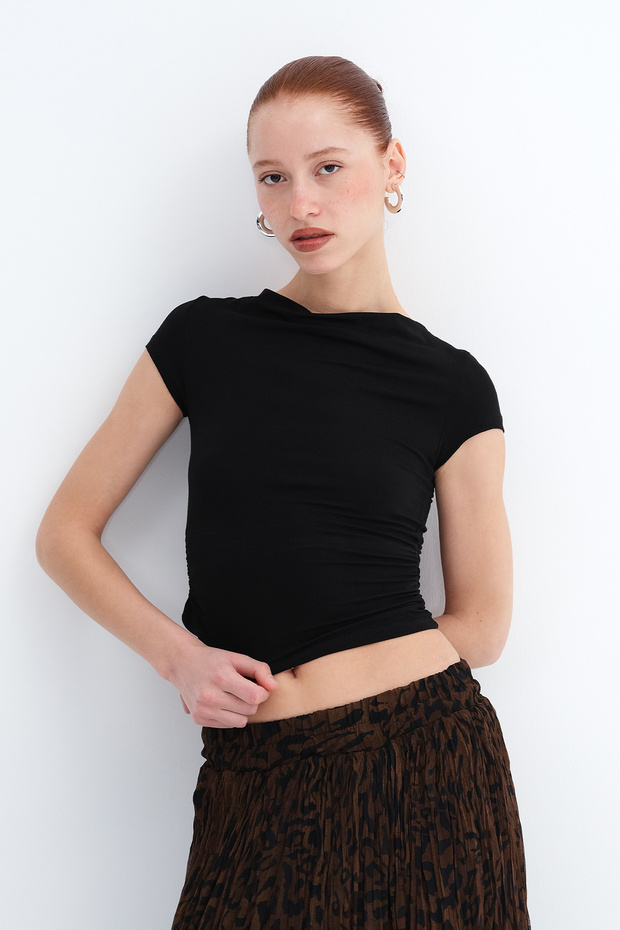 Kayık Yaka Yanı Ruched T-Shirt P0653
