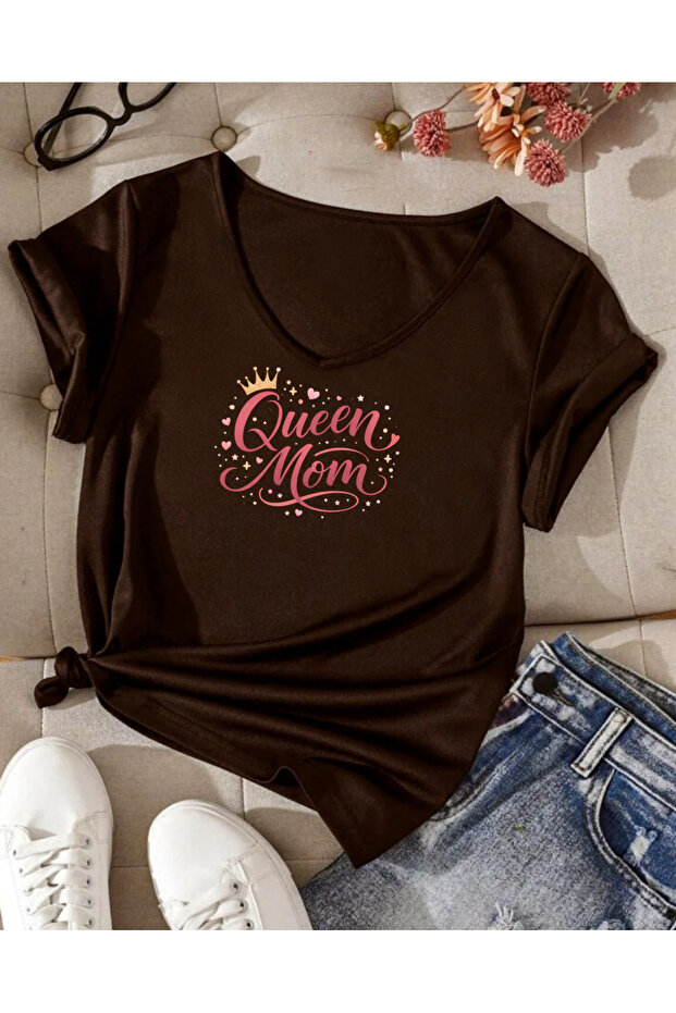 تيشيرت QUEEN MOM مطبوع برقبة على شكل حرف V وأكمام قصيرة عادي مكون من قطن قطع