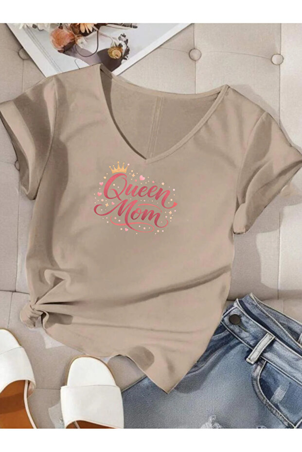 تيشيرت QUEEN MOM مطبوع برقبة على شكل حرف V وأكمام قصيرة عادي مكون من قطن قطع