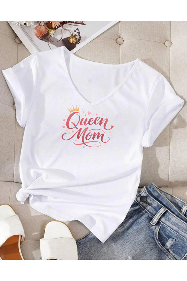 تيشيرت QUEEN MOM مطبوع برقبة على شكل حرف V وأكمام قصيرة عادي مكون من قطن قطع