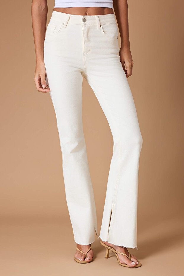 Beyaz Yırtmaç Detaylı Yüksek Bel Comfort/Esnek Flare İspanyol Paça Jeans TWOAW26JE00022 - 3