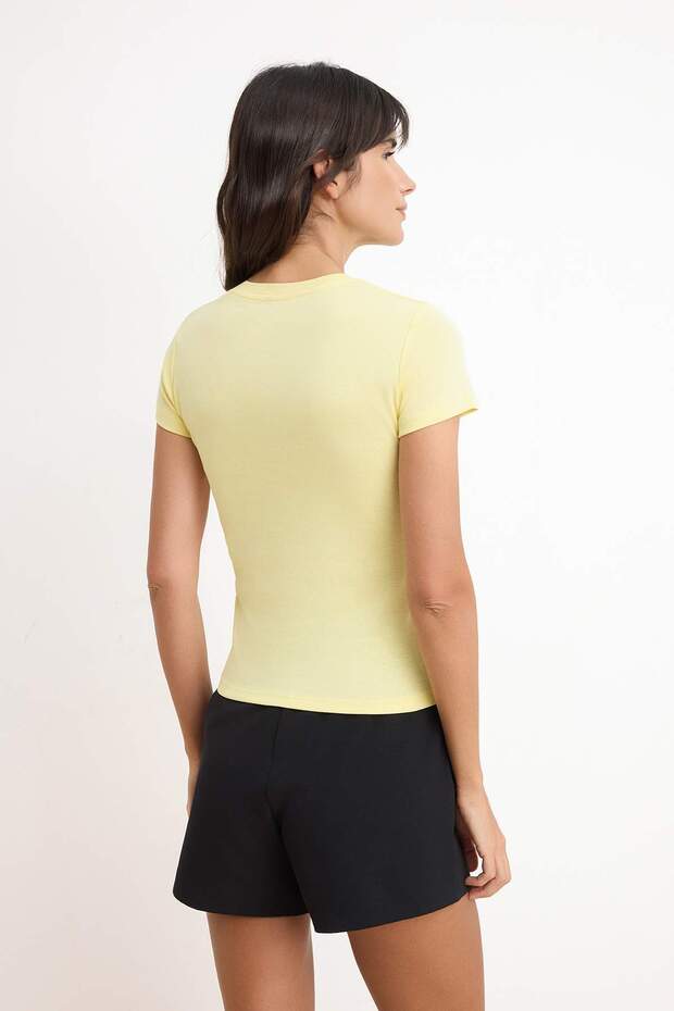 Sarı Nakışlı / İşlemeli Fitted/Vücuda Oturan Kısa Kollu Pamuk Ribana Örme T-Shirt TWOSS26TS00163 - 4