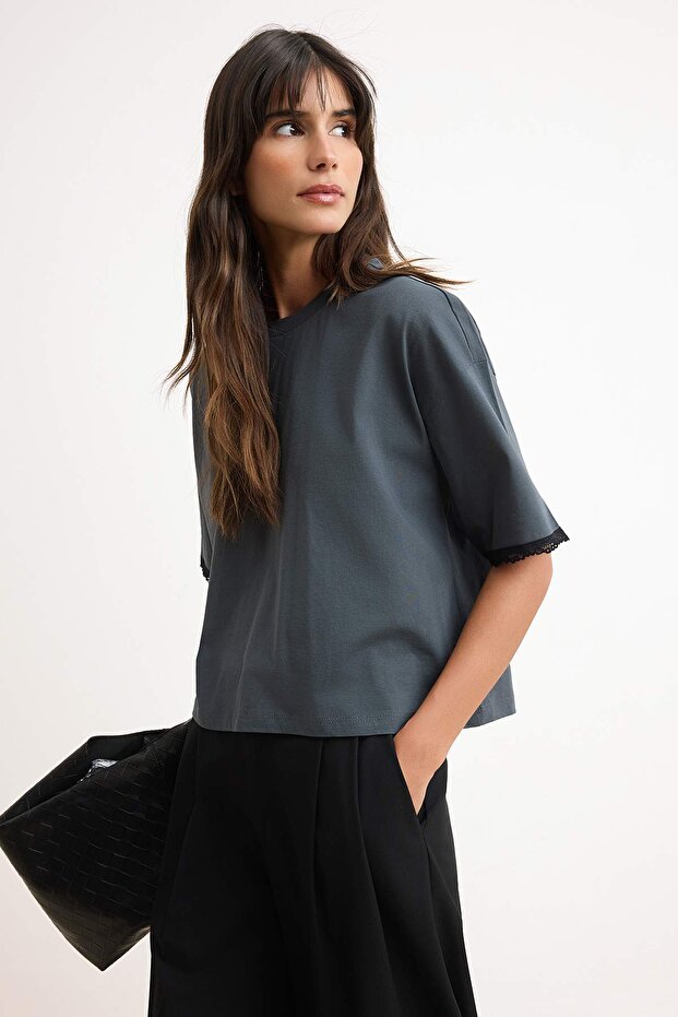 Trendyolmilla  Antrasit Boxy Düşük Kol Kısa Kollu Dantel Detaylı %100 Pamuk Örme T-Shirt TWOSS26TS00170 - Görsel 3