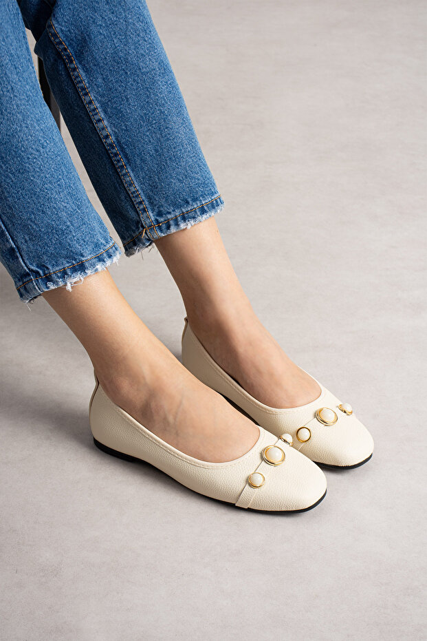 حذاء باليه باللون البيج اللؤلؤي - 4