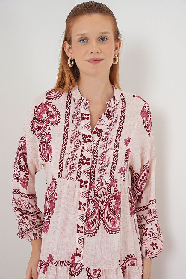 فستان ماكسي منقوش بياقة على شكل حرف V وأزرار من BDART - 2