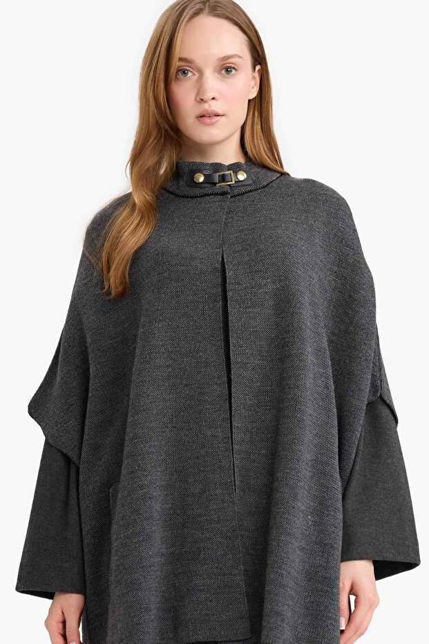 Mock Neck Buckle Detailed Knitwear Cape G3053Ax25Au