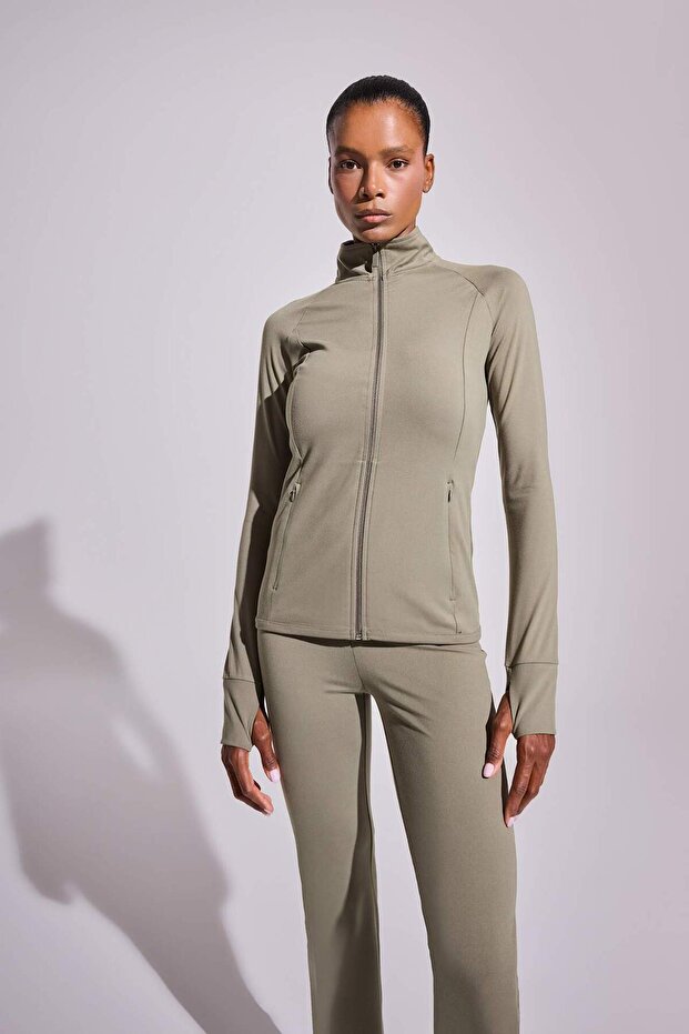 Defacto Fitted Vücuda Oturan Ultra Soft Dik Yaka Çift Cepli Parmak Detaylı Fermuarlı Spor Hırka B3985AX25AU