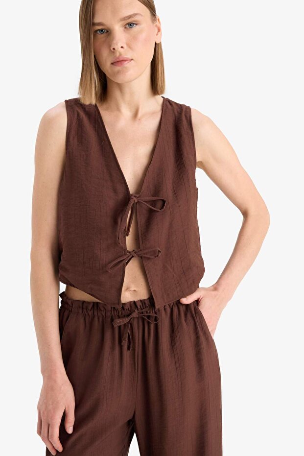 Regular Fit V Neck Tie Crinkle Fabric Sleeveless Blouse F0617Ax25Sm