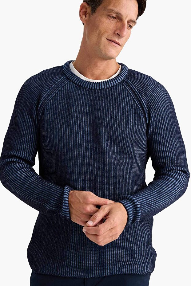 Standard-Fit-Strickpullover mit Rundhalsausschnitt E0992AX24WN