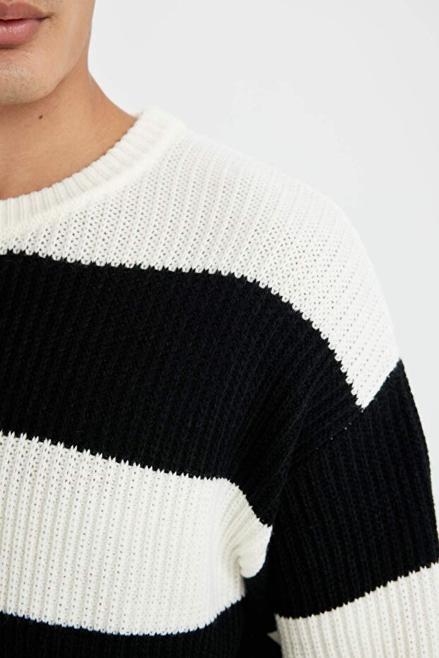 Relax Fit Sweter z golfem w paski z teksturowanego dzianiny D3263AX24WN - 5