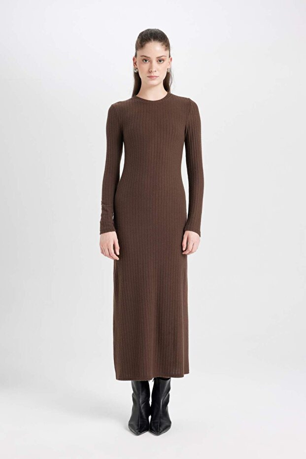 فستان بوديكون ماكسي أساسي حياكة مضلعة يلتف حول الجسم D3373AX24WN
