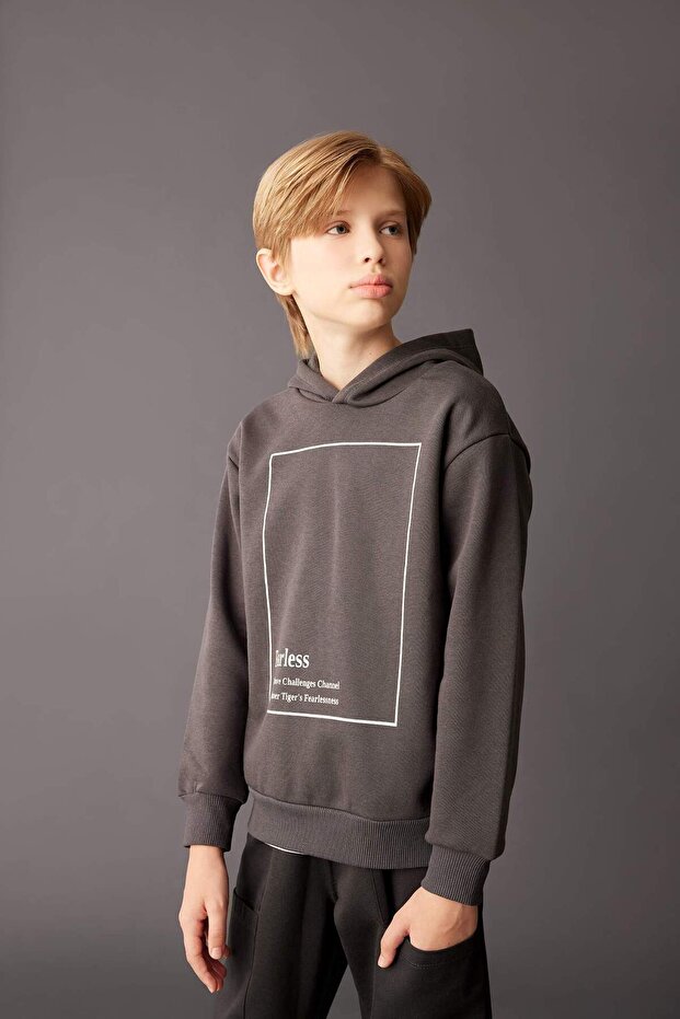 سويت شيرت سميك مطبوع بغطاء للرأس من Anthracite للأولاد D3095a824au