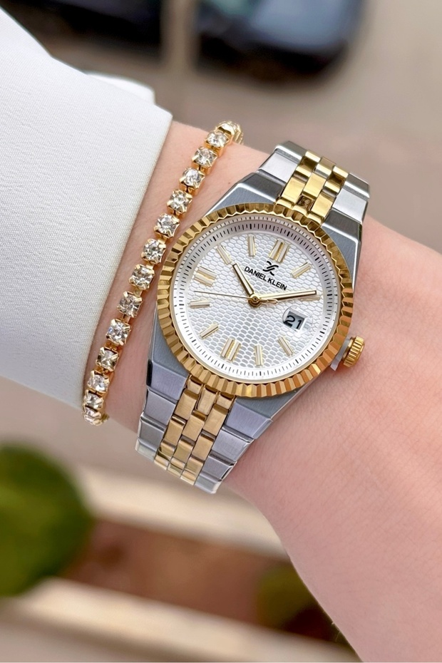 Gold Metallic Color 2 Years Warranty 30 mm Women's Wristwatch and Bracelet