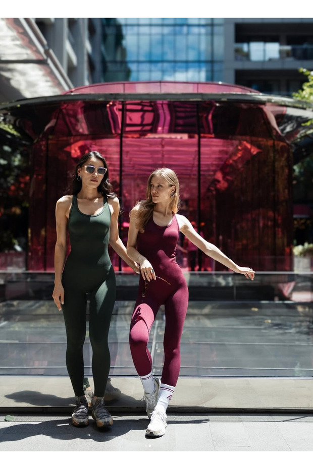 Жіночий безшовний спортивний комбінезон пуш-ап на бретельках - легінси для йоги, пілатесу та перехресної деталі на спині – вишнево-червоний - 3