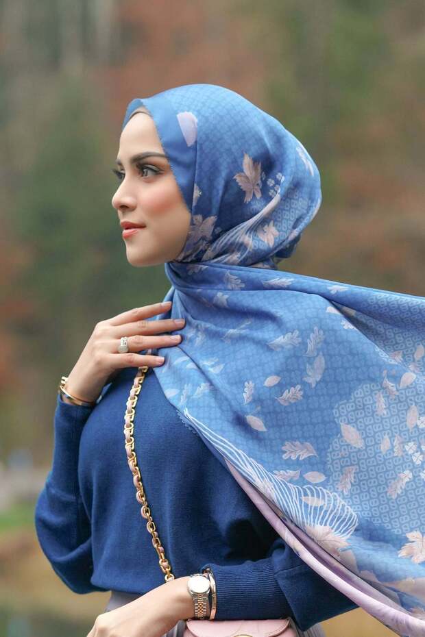 Iseltwald Satin Shawl - Yale Blue