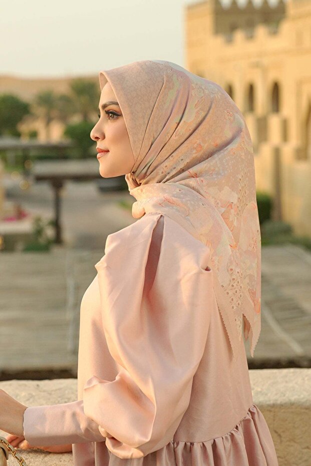 وشاح مربع الشكل من مجموعة أرابيان نايت - كاف