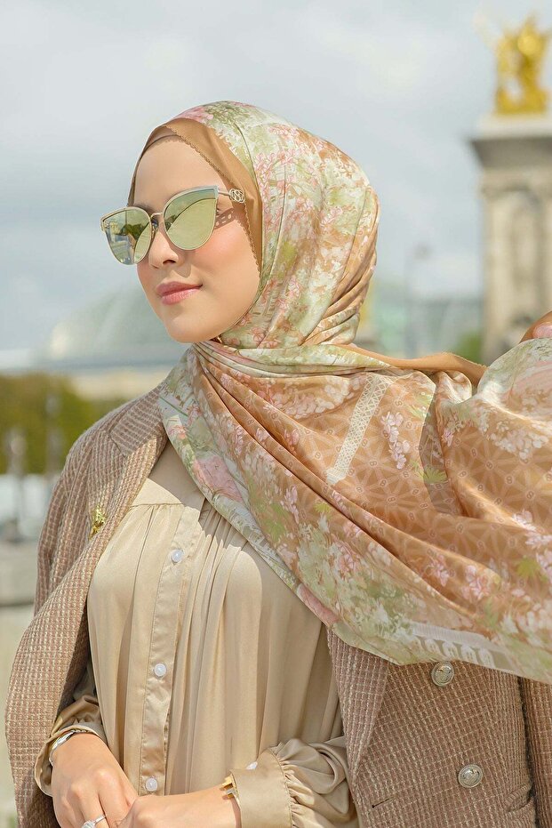 Parisian Satin Shawl - Croissant