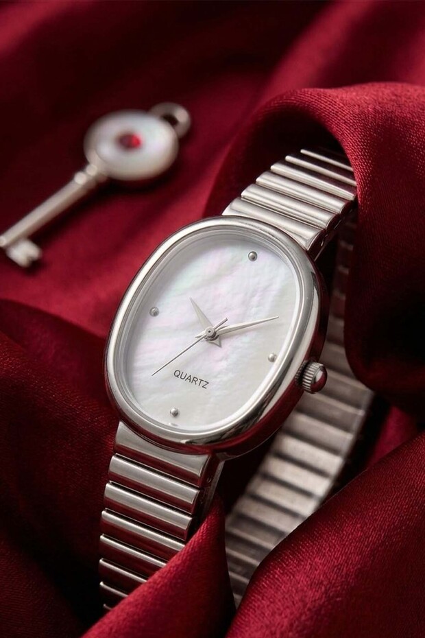 Pearly Silver Color Oval Case Dial Luxury Women's Watch / Minimal Vintage Luxury Women's Watch
