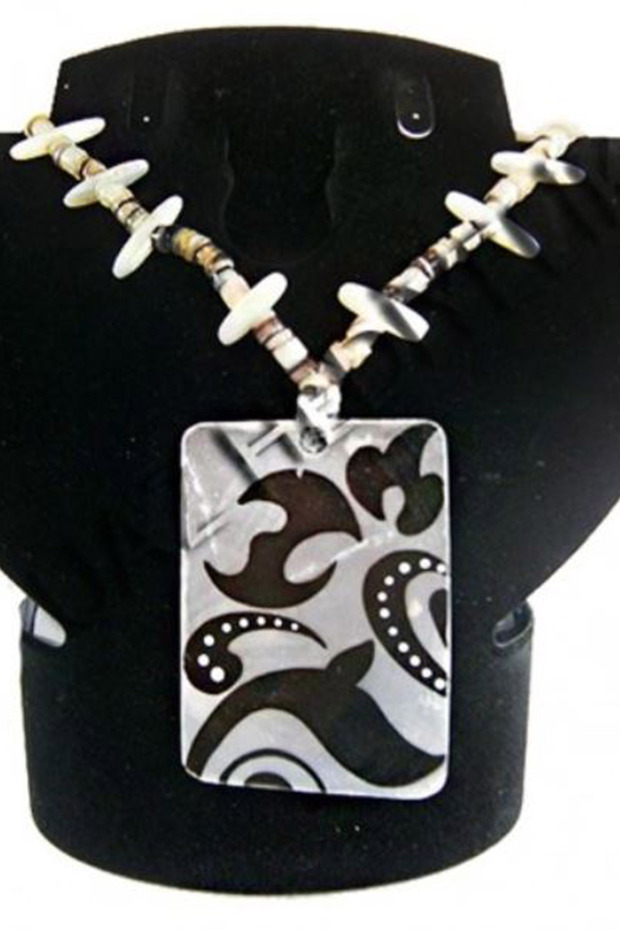 قلادة سوداء مستطيلة الشكل منقوش - 1