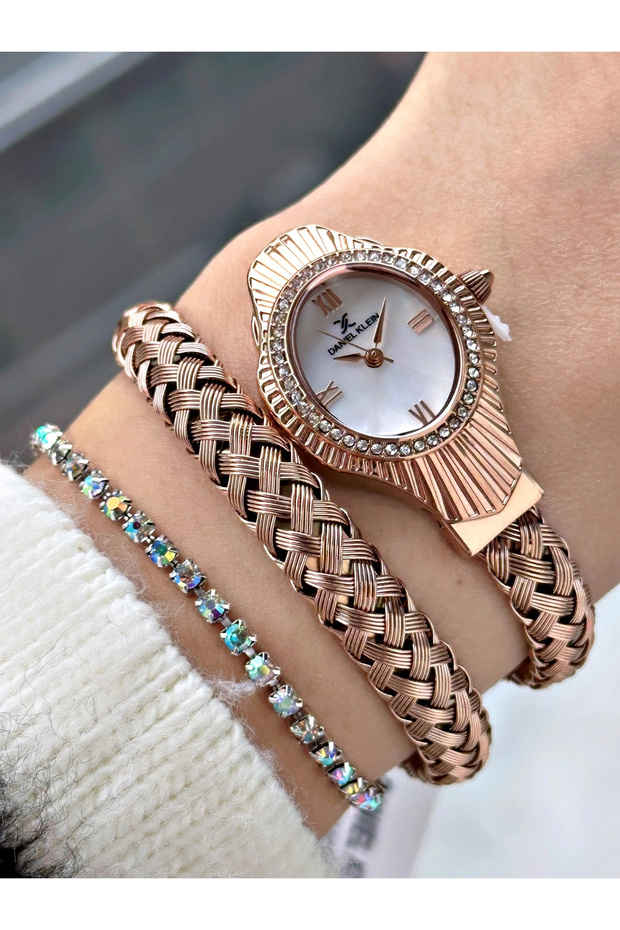 Premium Snake Model Wrapped Women's Wristwatch 23 mm