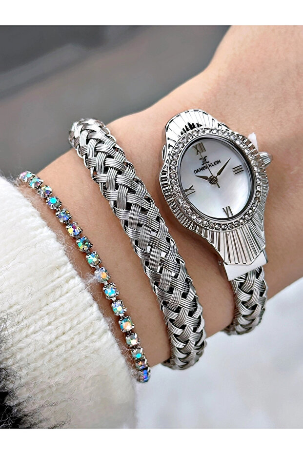 Premium Snake Model Wrapped Women's Wristwatch 23 mm