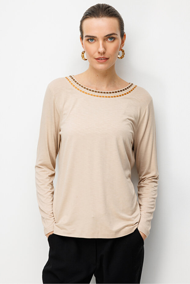 Women's Crew Neck Two-Color Embroidered Stone-Embellished Combed Cotton Blouse Beige