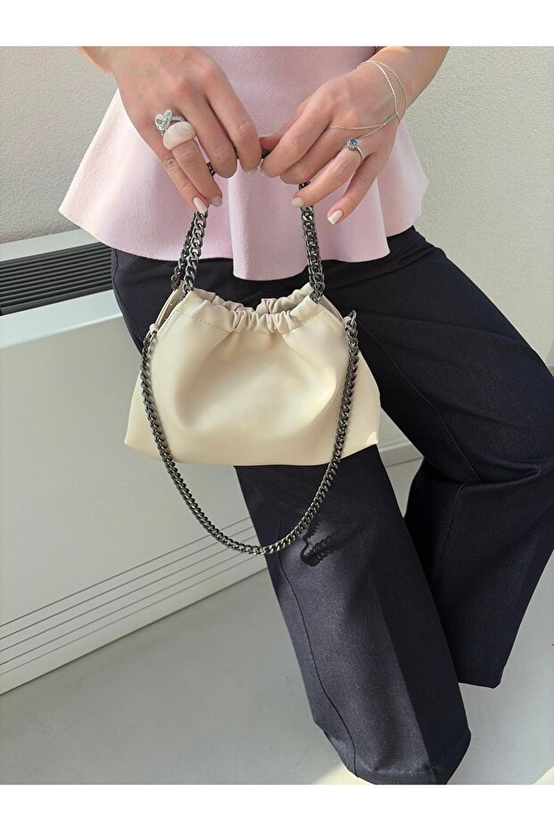 Chain Chain Strap Detailed Pouch Bag