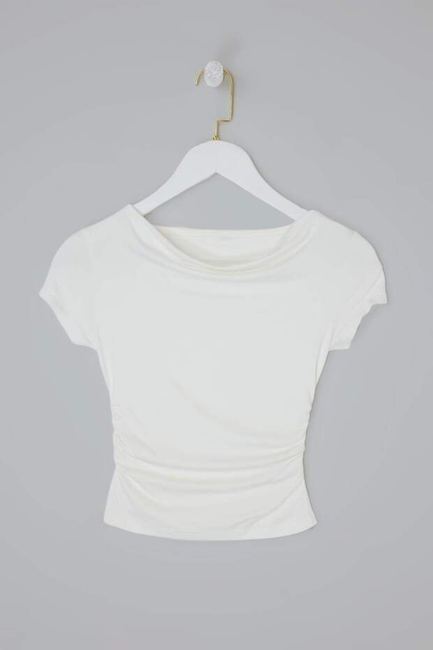 Beyaz Crop Kayık Yaka Yanları Büzgülü Body TDRSS26TS00015