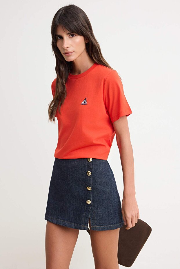 Trendyolmilla  Kırmızı Nakışlı / İşlemeli Fitted/Vücuda Oturan Kısa Kollu %100 Pamuk Örme T-Shirt TWOSS26TS00162 - Görsel 2