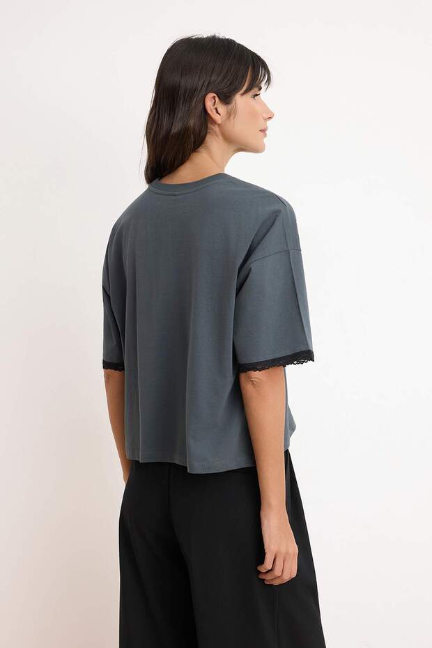 Antrasit Boxy Düşük Kol Kısa Kollu Dantel Detaylı %100 Pamuk Örme T-Shirt TWOSS26TS00170 - 4