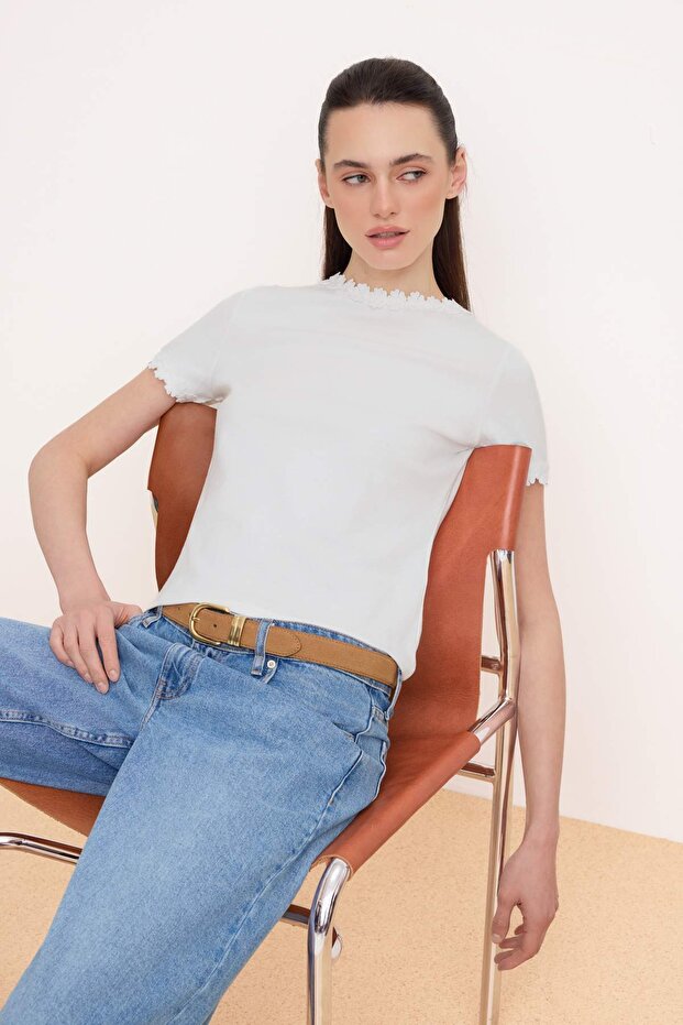 Trendyolmilla  Ekru Regular/Normal Kalıp Kısa Kollu Aksesuar Detaylı %100 Pamuk Örme T-shirt TWOSS26TS00075 - Görsel 2