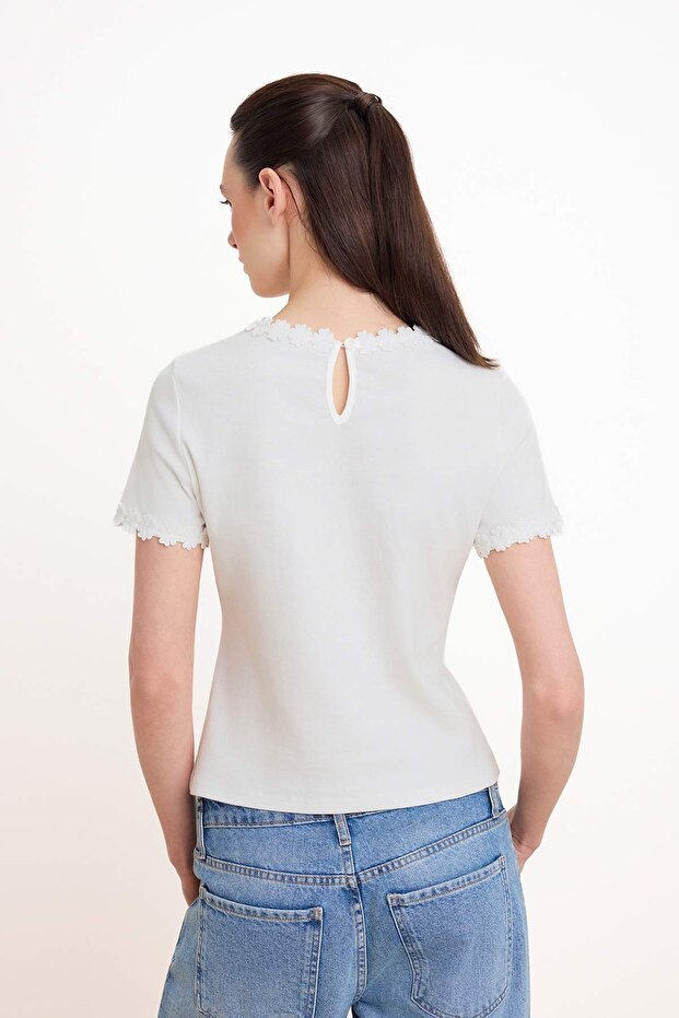 Ekru Regular/Normal Kalıp Kısa Kollu Aksesuar Detaylı %100 Pamuk Örme T-shirt TWOSS26TS00075 - 4